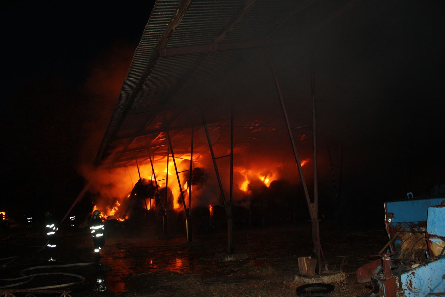 2 Požár skladu slámy, Čejkovice - 2. 12. 2013 (3).JPG