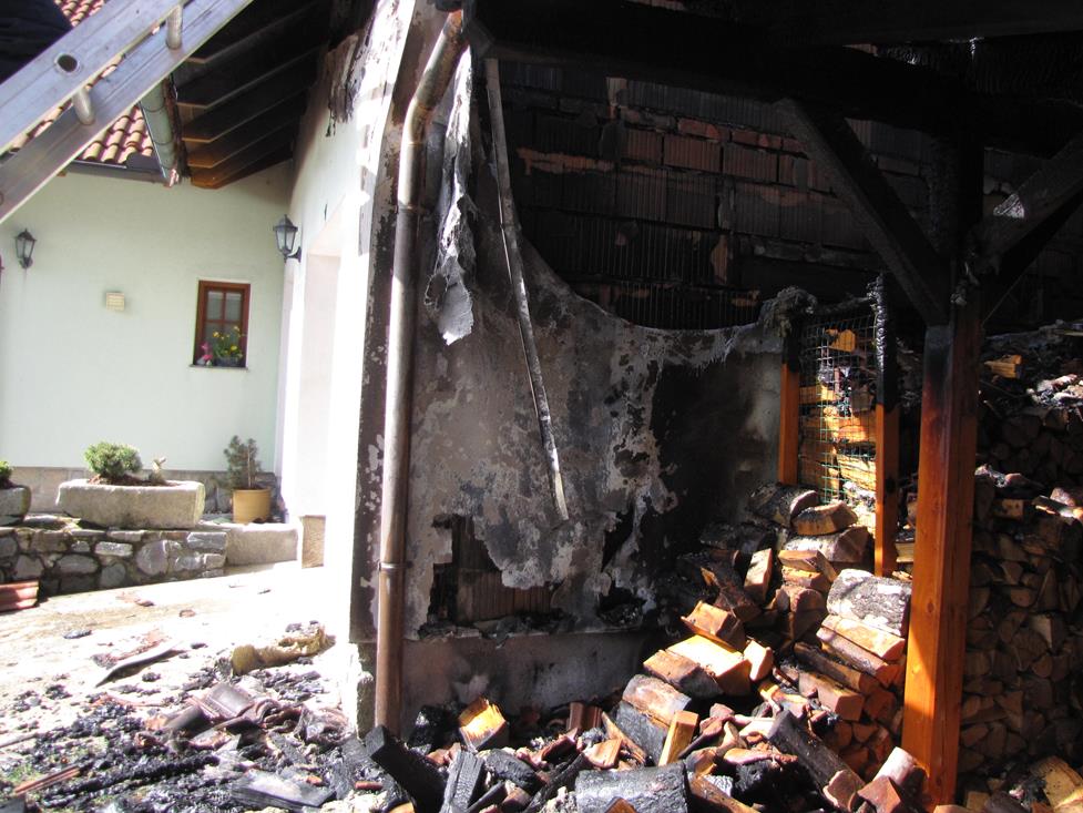 2 Požár střechy RD, Loučovice - 30. 4. 2016 (3).JPG