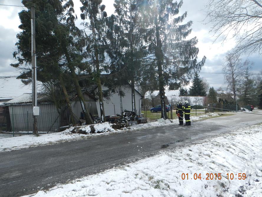 2 Spadlý strom na kolnu, Kramolín - 1. 4. 2015 (3).JPG