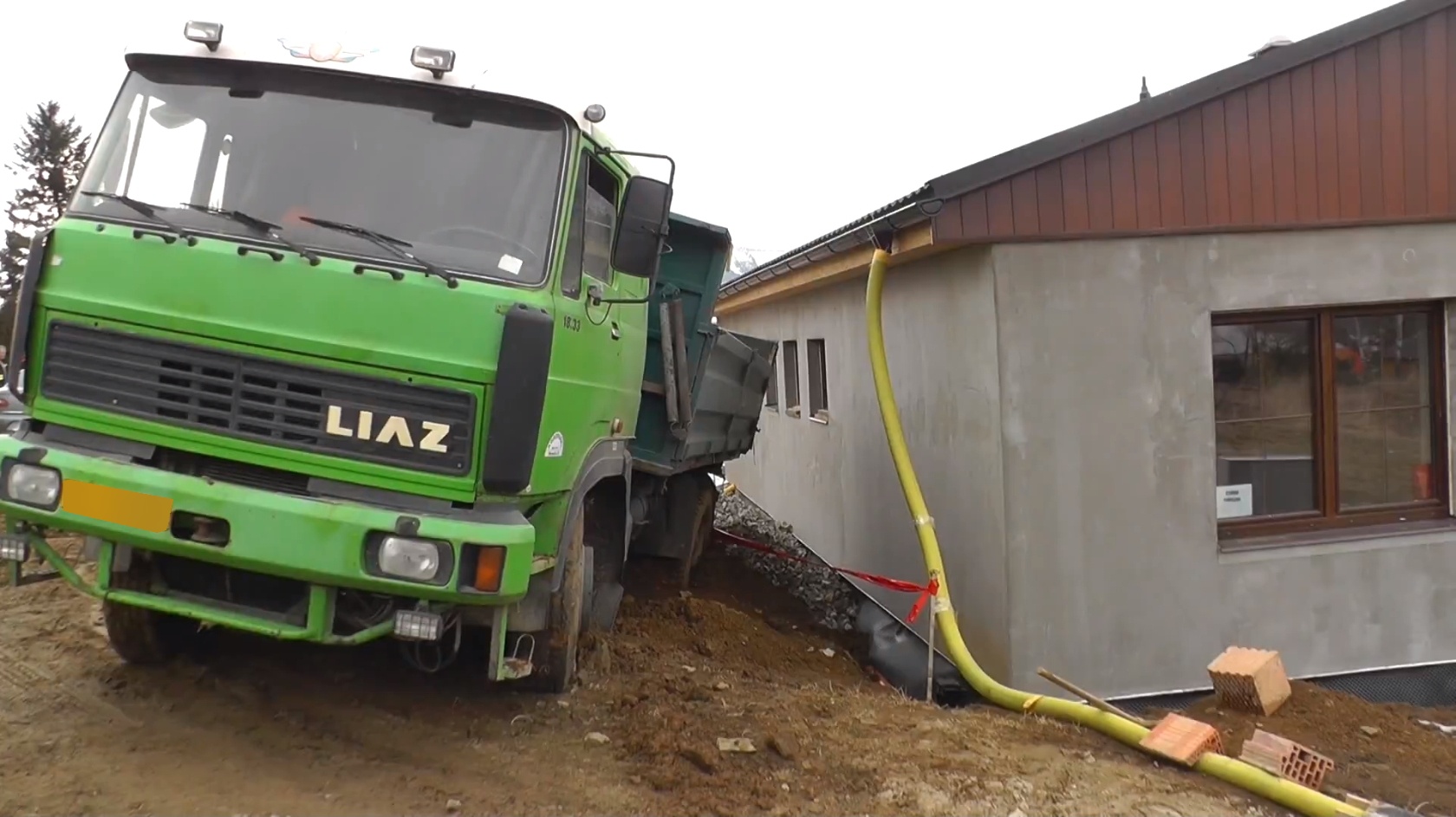 2 TP_24-2-2015 Vyproštění nakloněného nákladního vozidla Jeseník (2).jpg