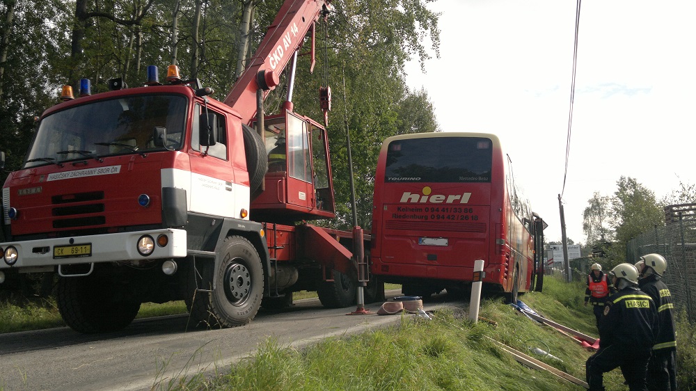 2 Vyproštění autobusu, Kaplice - 19. 9. 2014/Dopravní nehoda autobusu, Kaplice - 19. 9. 2014 (2).jpg