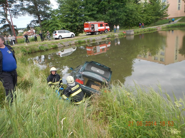 2 Vytažení OA z vody, Trhové Sviny - 21. 6. 2014 (2).JPG