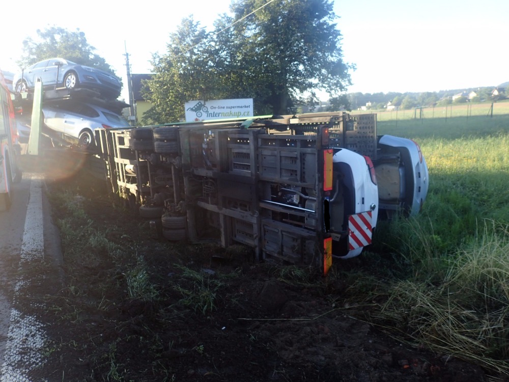 2 nehodaKamionBisonDemagOldrichovice2.JPG