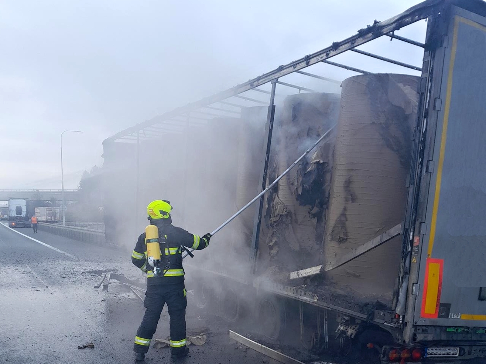 200226-Požár návěsu kamionu s rolemi papíru na dálnici D8 před Prahou u Klíčan.jpg