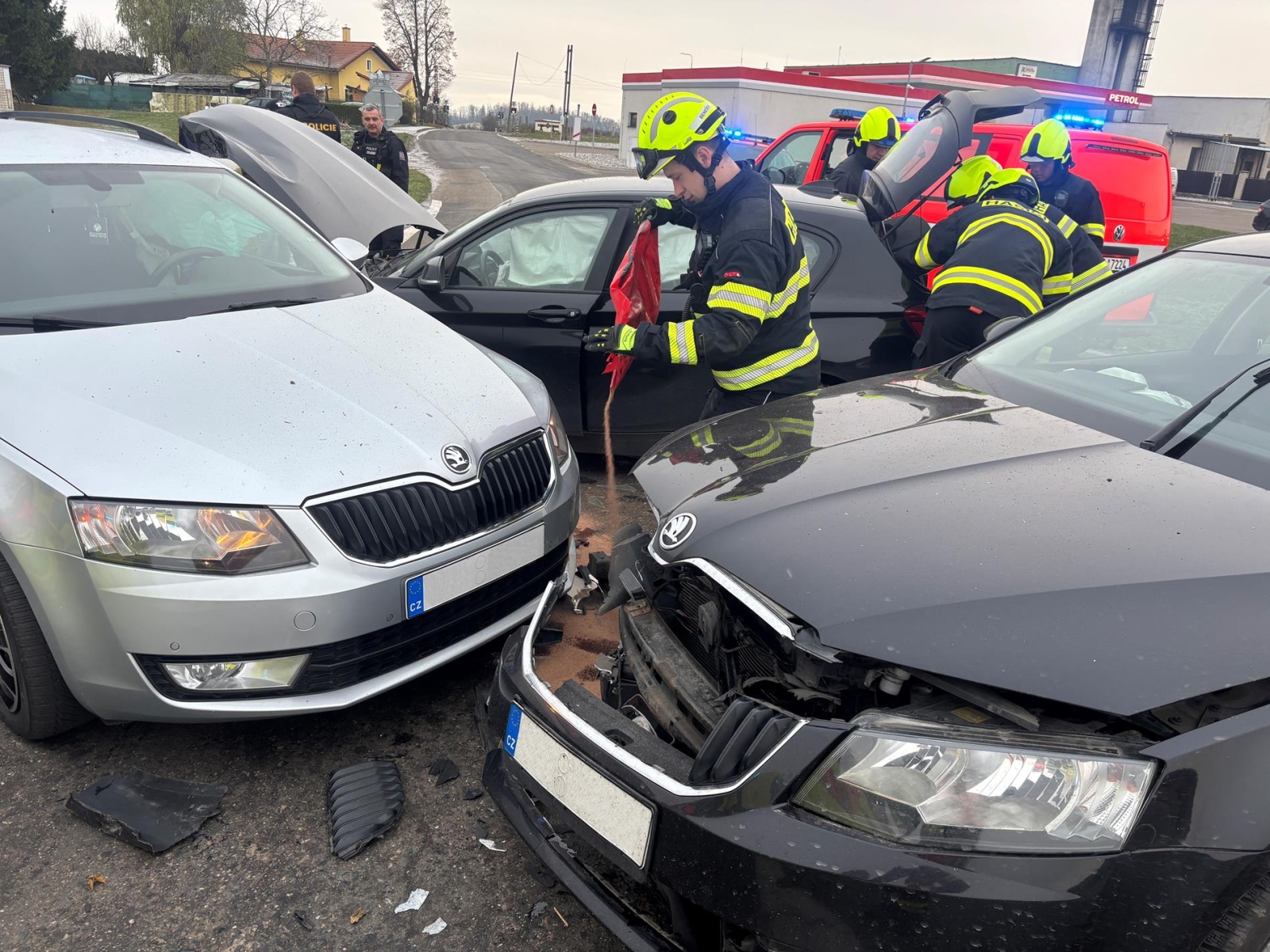 201125-Dopravní nehoda tří osobních automobilů u vlakového nádraží ve Struhařově na Benešovsku.jpg