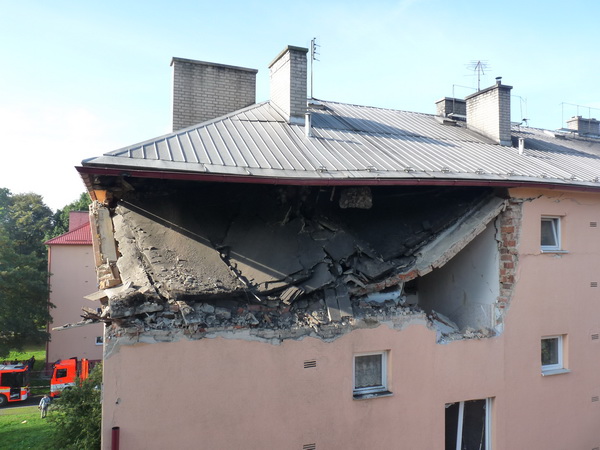 2013_09_15 vybuch v obytnem dome Havirov 08.jpg