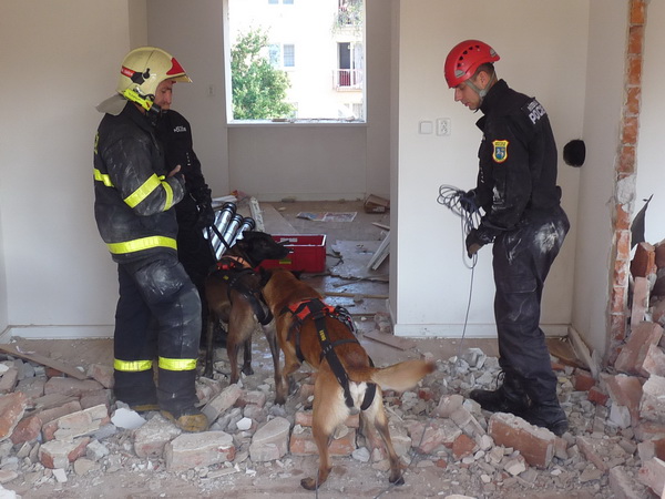 2013_09_15 vybuch v obytnem dome Havirov 11.jpg