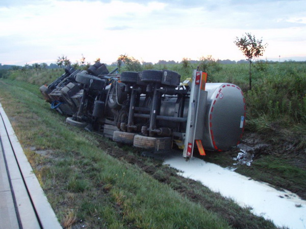 2014_08_17 DN cisterny s mlekem na D1 03m.jpg