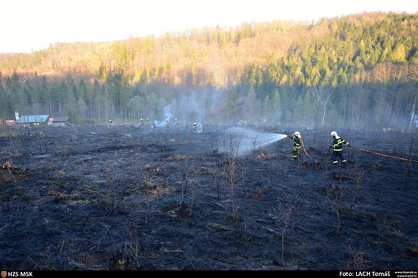 2015_04_19 Pozar lasa Teskovice 03m.jpg