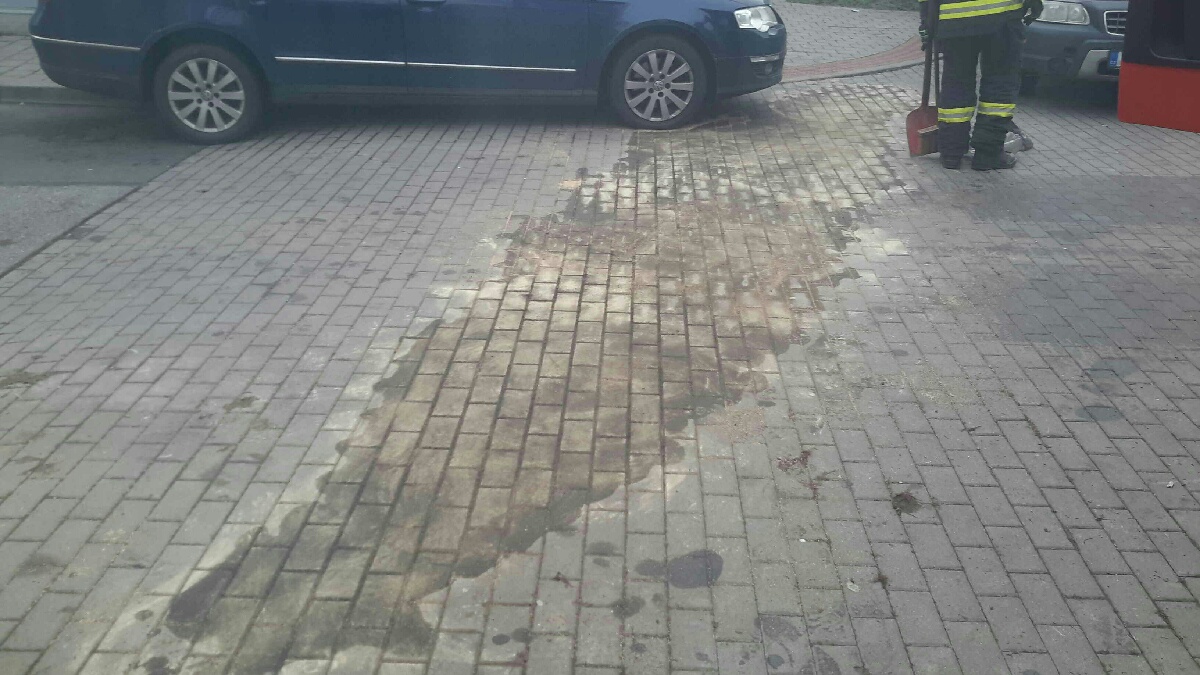 2020-12-27-Vánoční svátky/2020-12-25-únik PHM.jpg