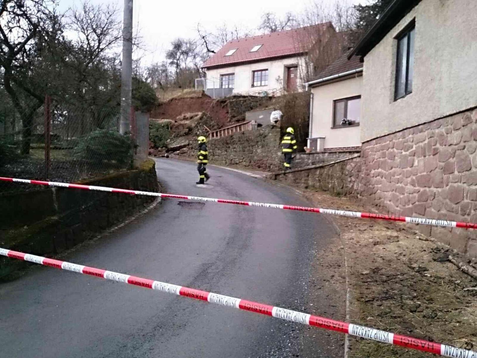 2021-02-04-svah Všechovice/2021-02-04-sesunutrý svah Všechovice (2).jpg