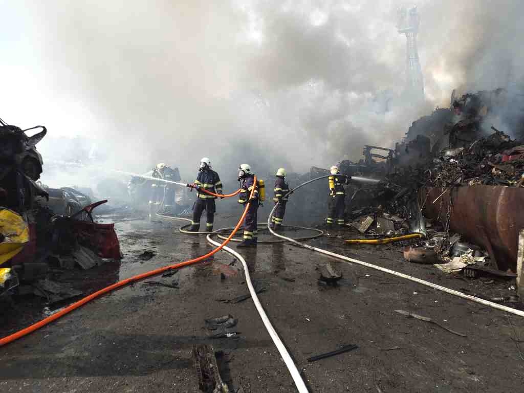 2021-09-16-požár vrakoviště Moravský Krumlov/2021-09-16-požár vrakoviště Moravský Krumlov (3).jpg