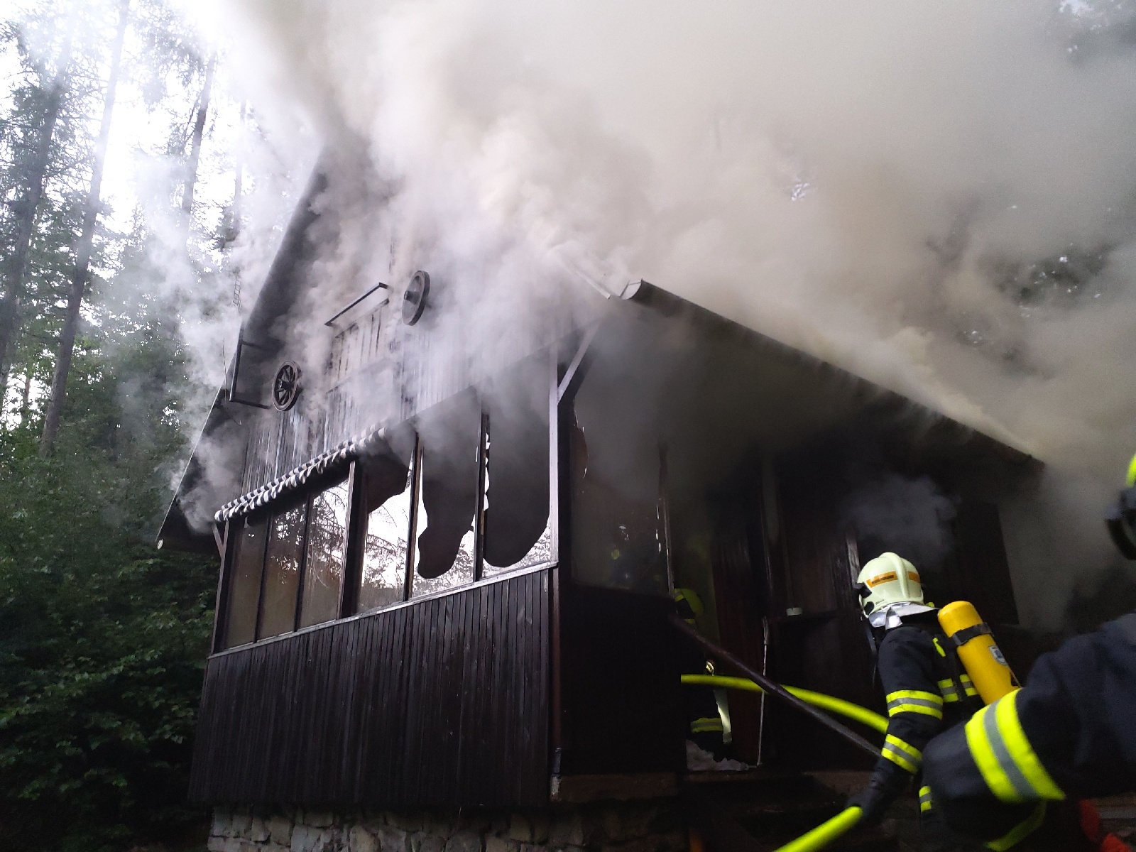 2022-08-04 Požár chaty, Mokrá Horákov/2022-08-04 Požár chaty, Mokrá Horákov (5).jpg