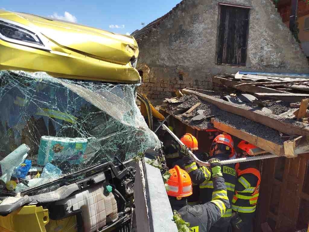 2022-08-12 nehoda dvou NA s poškozením domu ve Strážnici (43).jpg