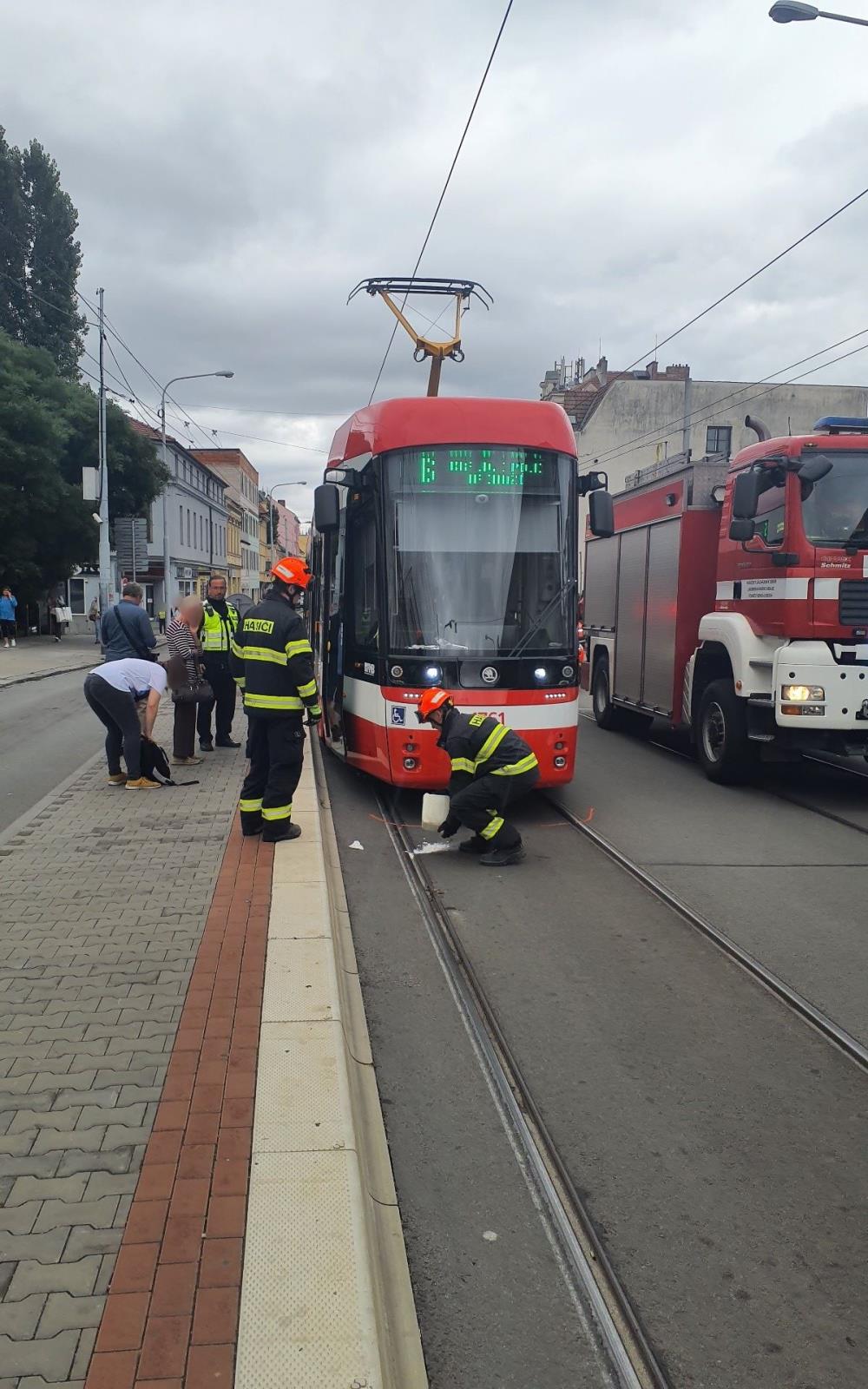 2023-08-30-DN tramvaj x chodec, Palackého třída/DN Brno (1).jpeg