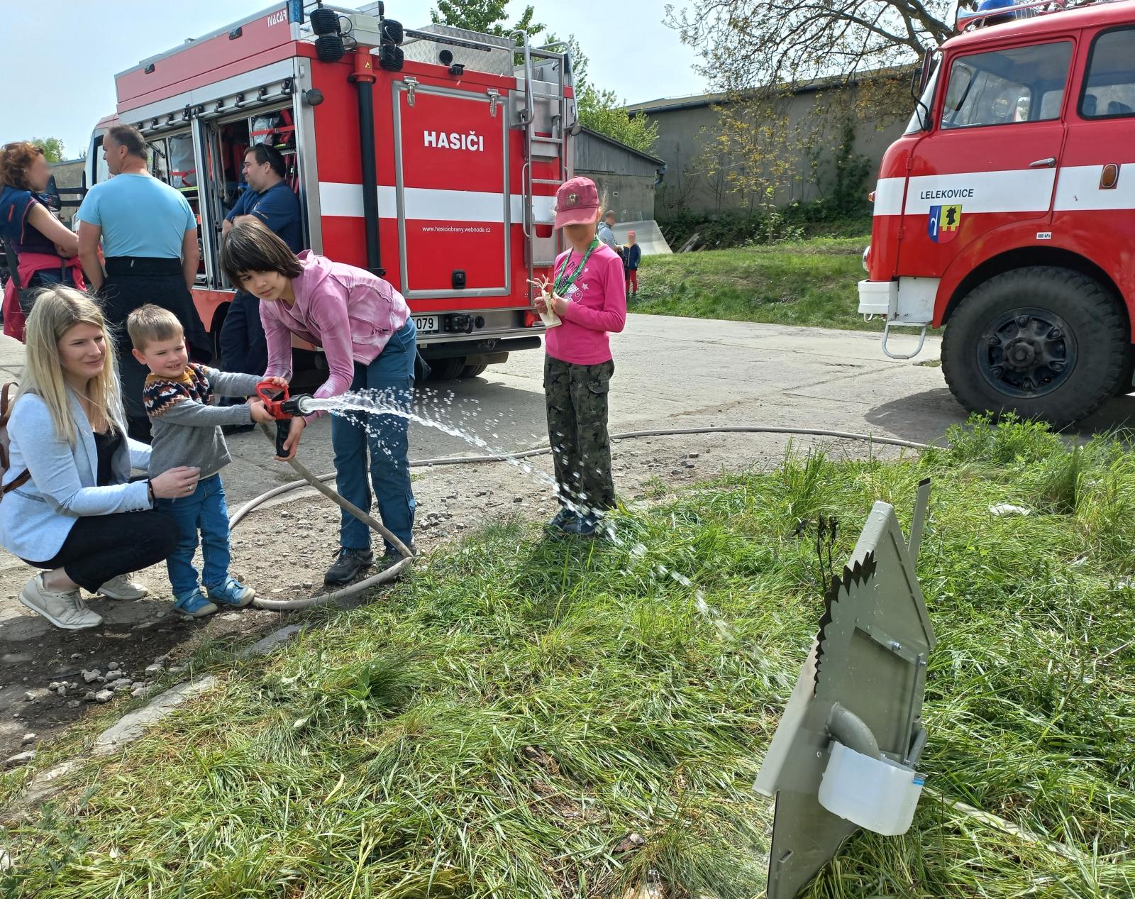 2024-04-28 Přehlídka automobilové techniky, Brno/Prehlidka techniky Brno Reckovice (6).jpg
