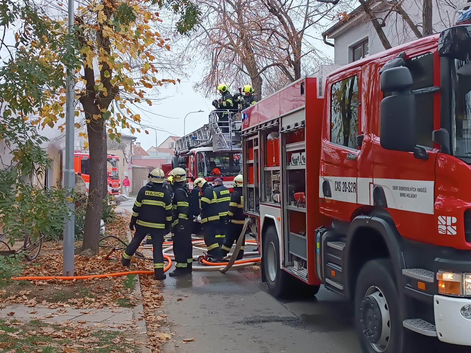2024-11-06 Požár RD, Brno-Tuřany/Požár RD Brno Tuřany (1).jpg