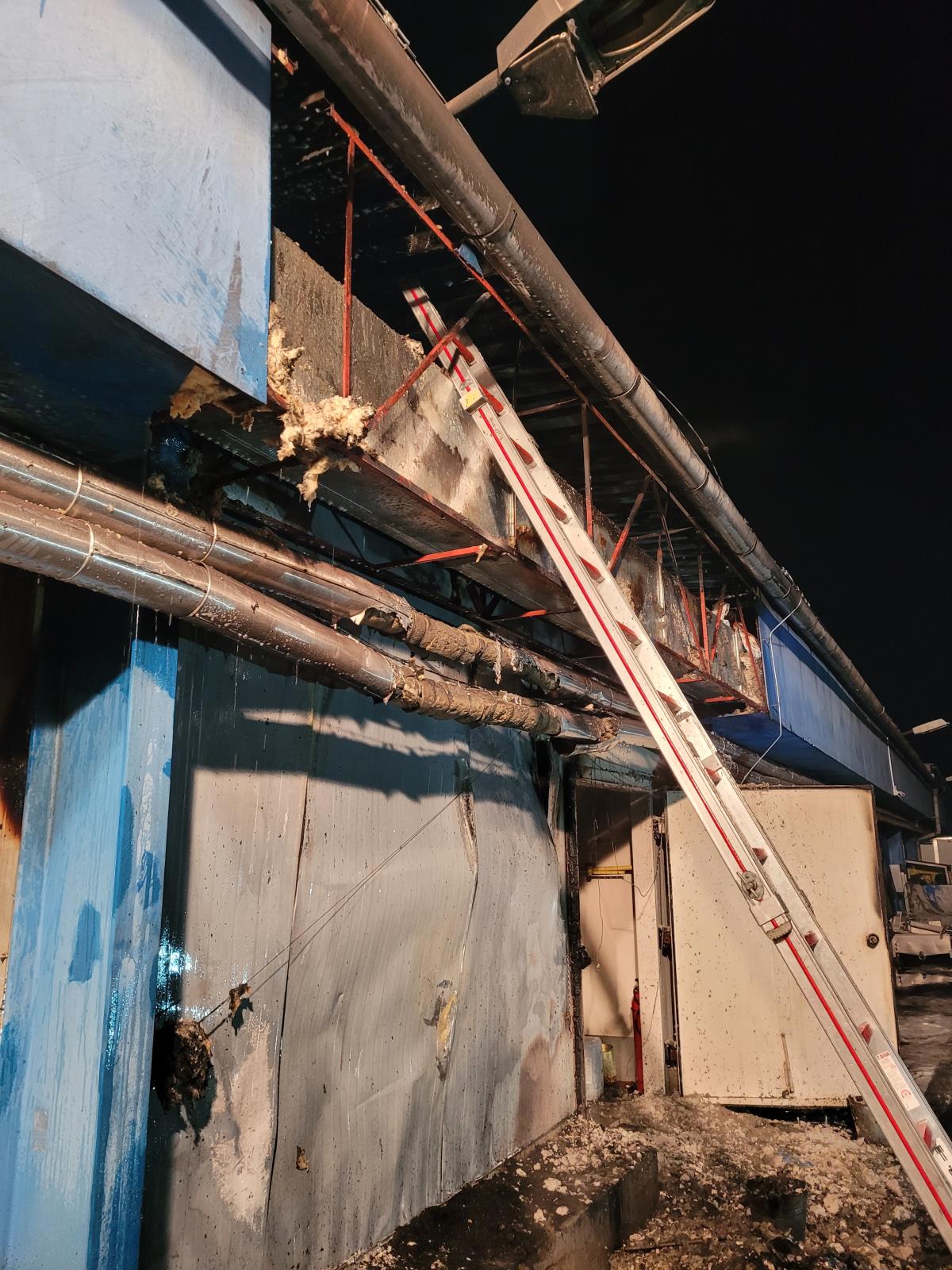 2024_01_21-Pozar_strechy_haly_Trinec_Konska (1).jpg