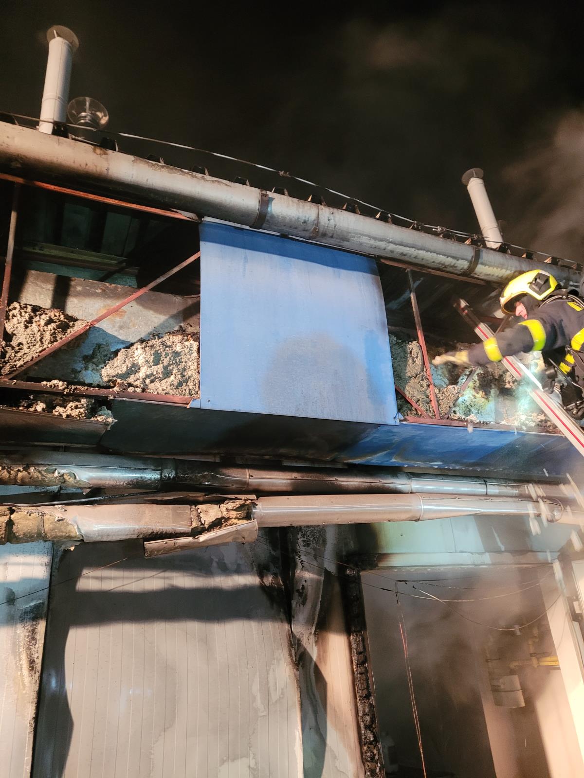 2024_01_21-Pozar_strechy_haly_Trinec_Konska (2).jpg