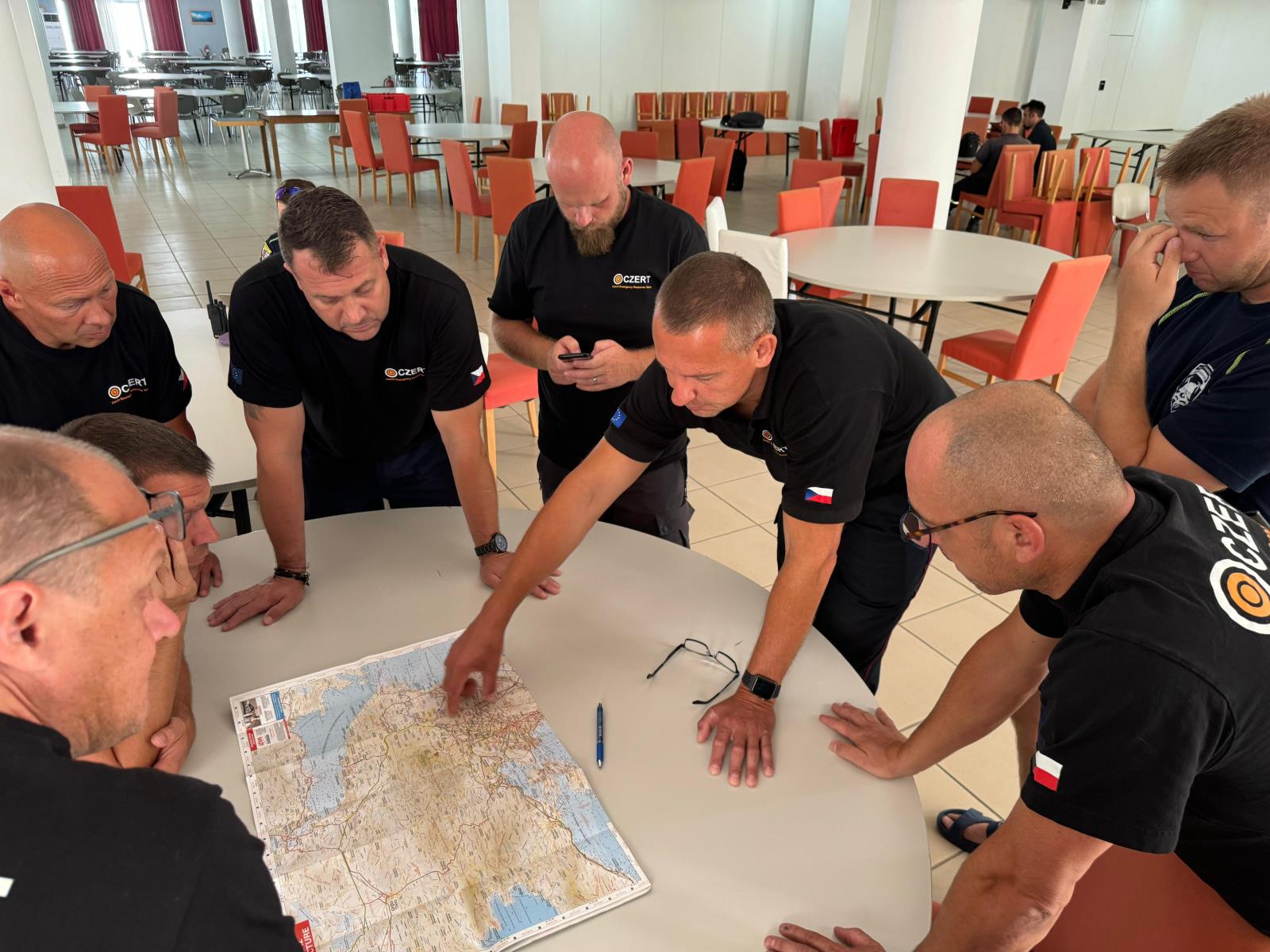 2024_08_16_Ranní porada o nasazení českého týmu hasičů v severní části Athén