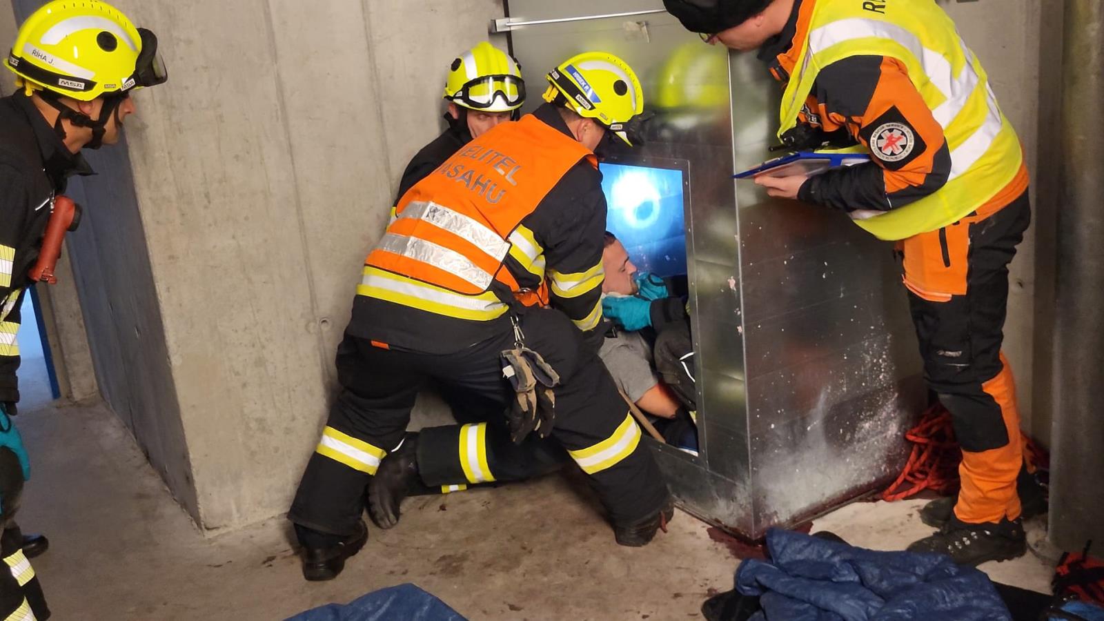 Pád dělníka při práci v šachtě vzduchotechniky