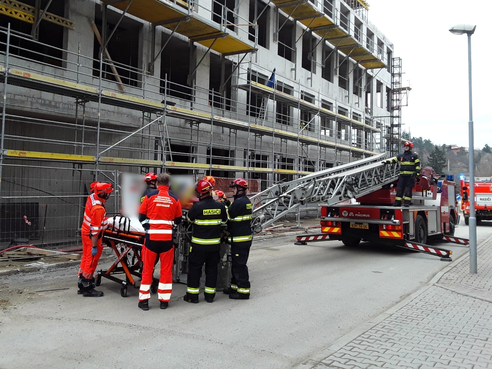 2025-03-01 transport dělníka, Brno-Bohunice (3).jpg