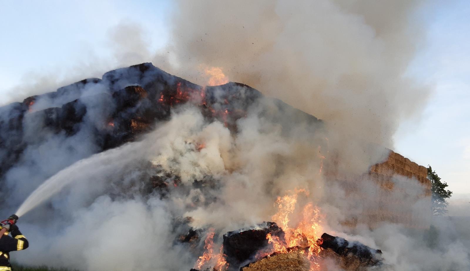 2025-05-23 Požár stohu, Vracovice/požár stohu Znojemsko (2).jpeg