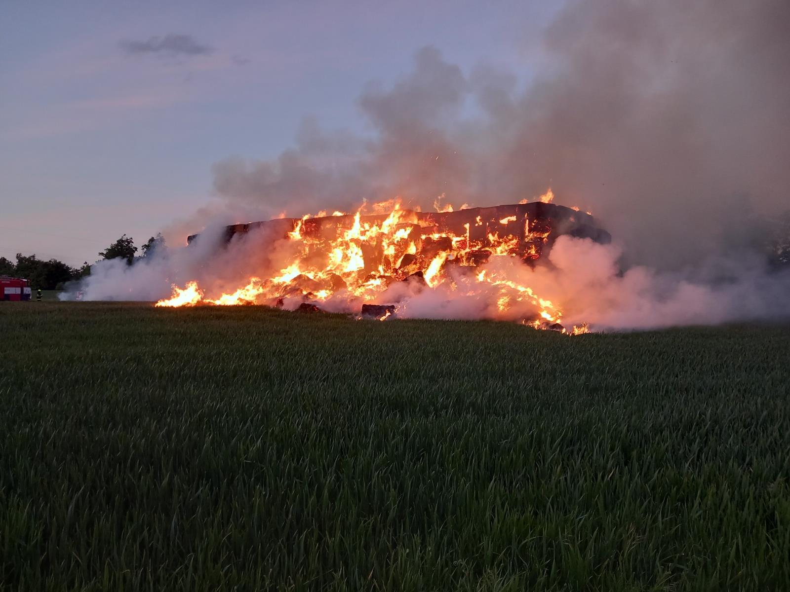 2025-05-23 Požár stohu, Vracovice/požár stohu Znojemsko (4).jpeg