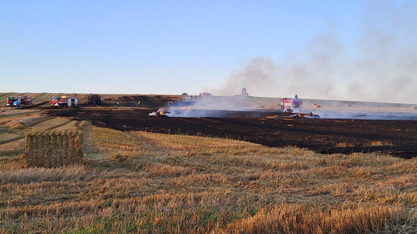 2025-08-17 Požár traktoru, Strachotice/požár Strachotice (4).jpeg