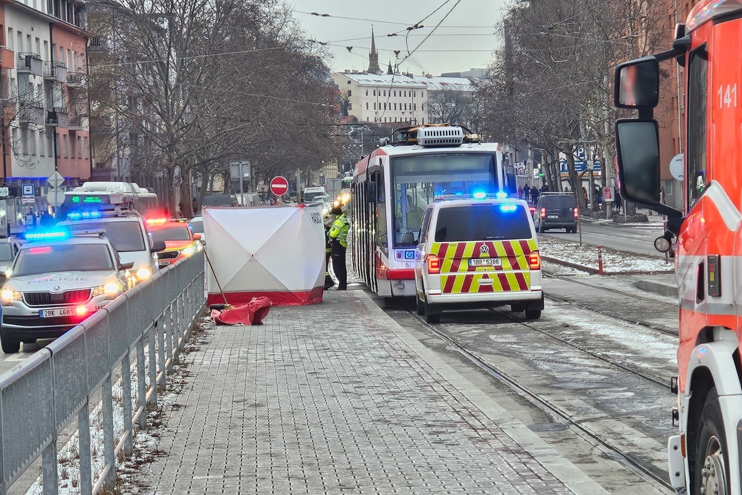 2026-01-12 chodec a tram Brno.jpg