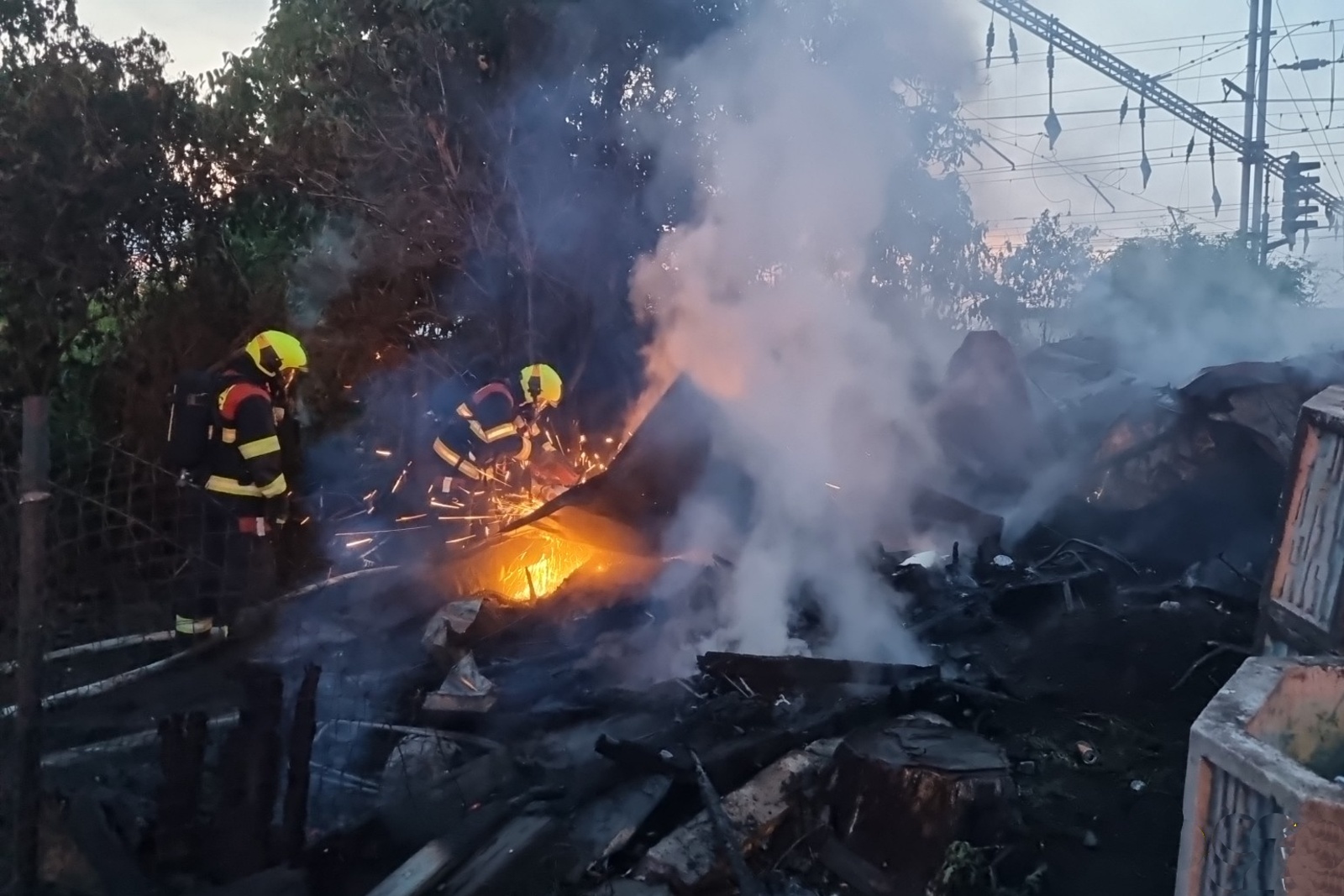210525-Požár staré nádražní kůlny v prostoru železniční stanice Lysá nad Labem na Nymbursku.jpg