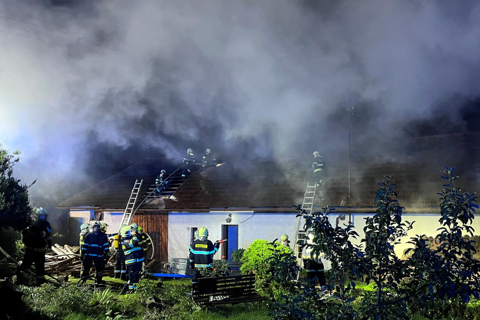 210824-Noční požár rodinného domu po úderu blesku v obci Kozárovice na Příbramsku.jpg