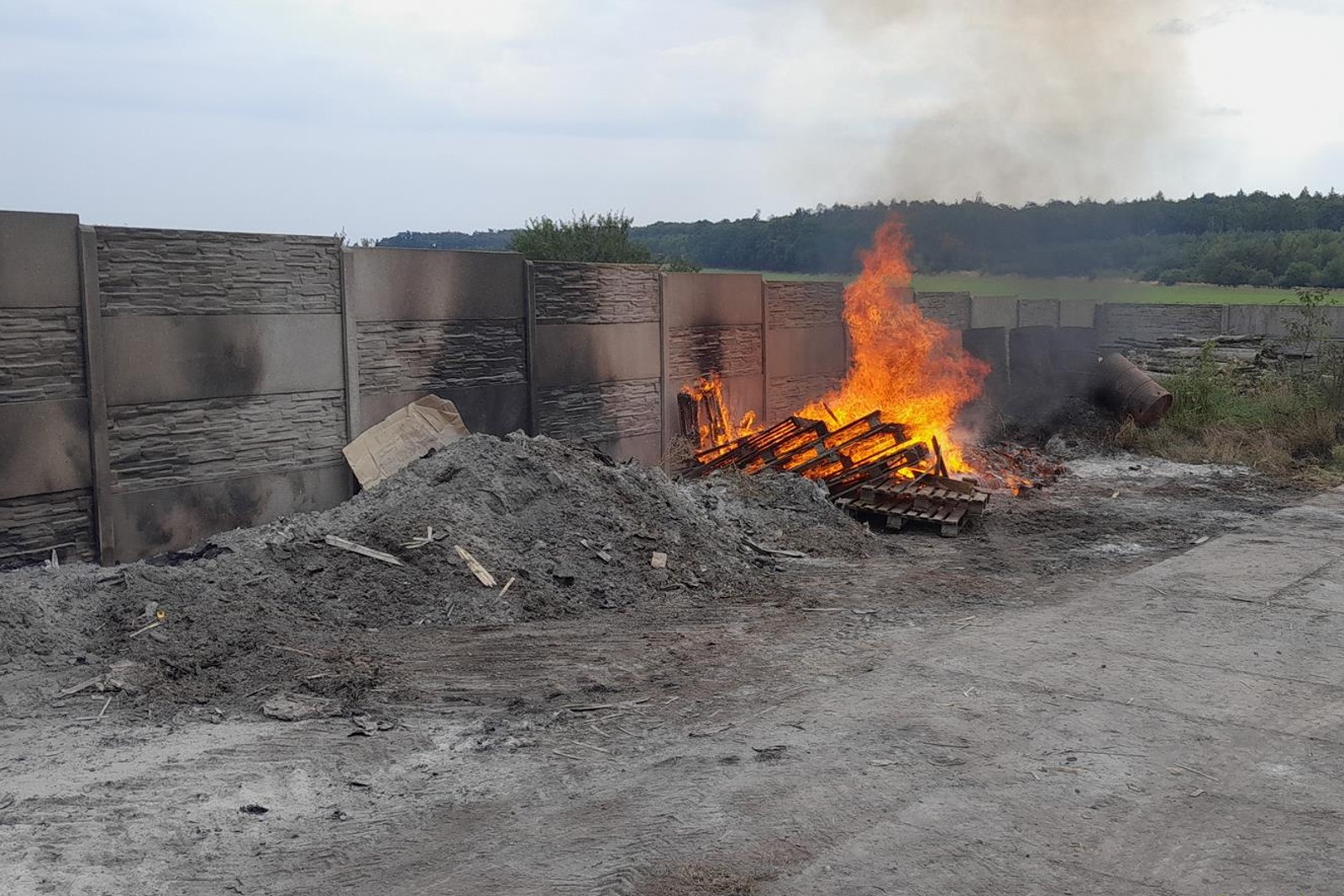 210825-Nenahlášení pálení odpadu v katastru obce Tuřice na Mladoboleslavsku.jpg