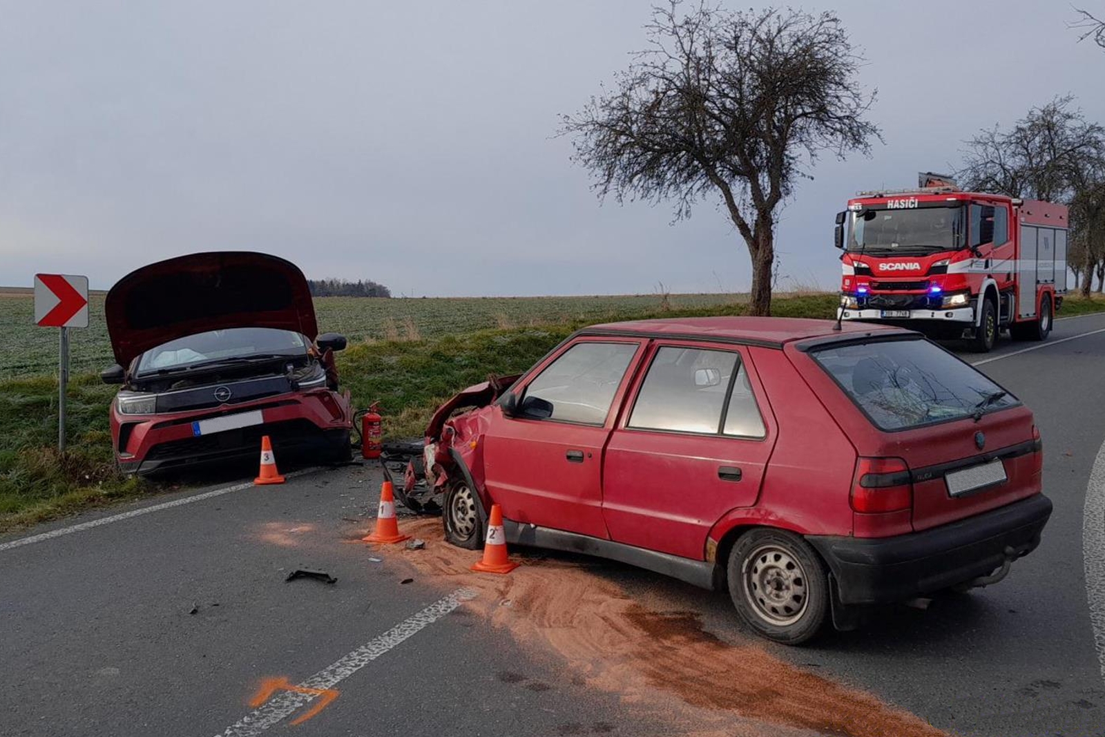 211125-Dopravní nehoda před obcí Mančice ve směru od Uhlířských Janovic na Kutnohorsku.jpg
