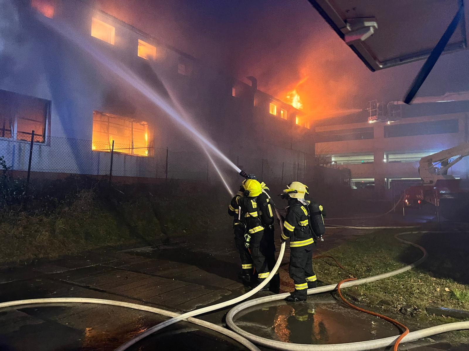 220125-Rozsáhlý noční požár autoservisu v Brandýse nad Labem - Staré Boleslavi.jpg