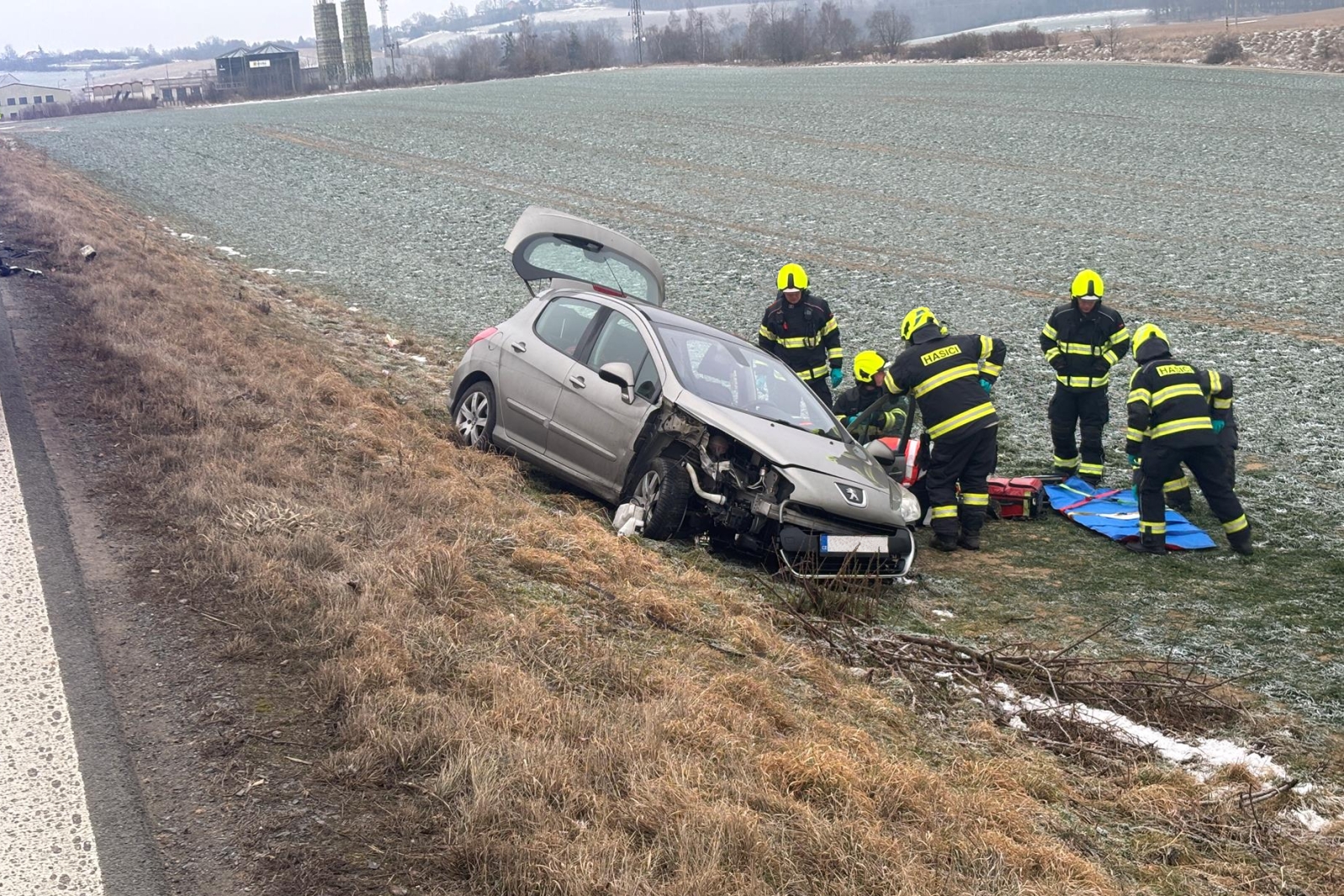 220126-Vyprošťování řidičky z osobního vozu po střetu s bagrem u Struhařova na Benešovsku.jpg