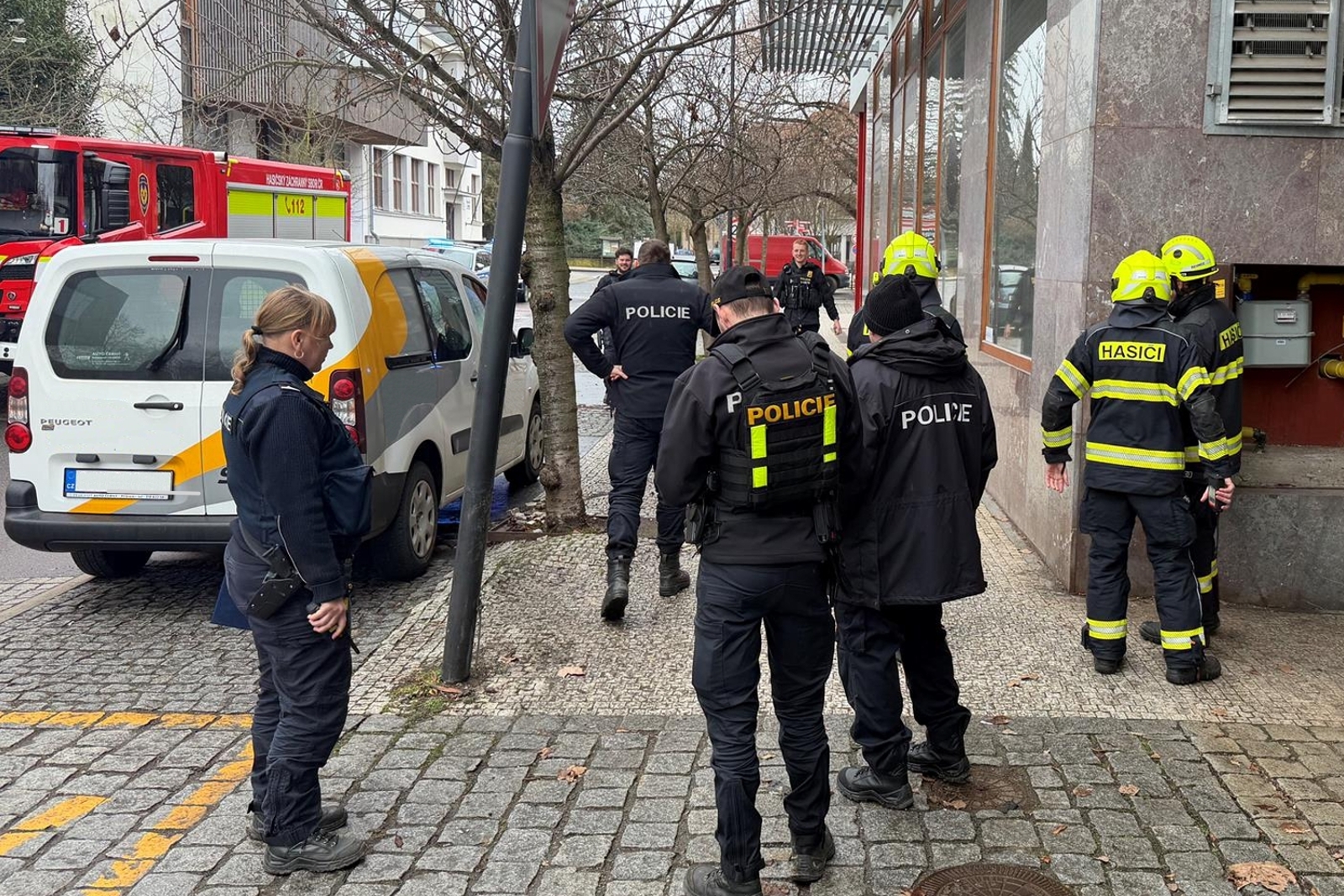 220226-Kontrola úniku plynu z hlavního uzávěru domu v ulici 5. května v Dobřichovicích.jpg