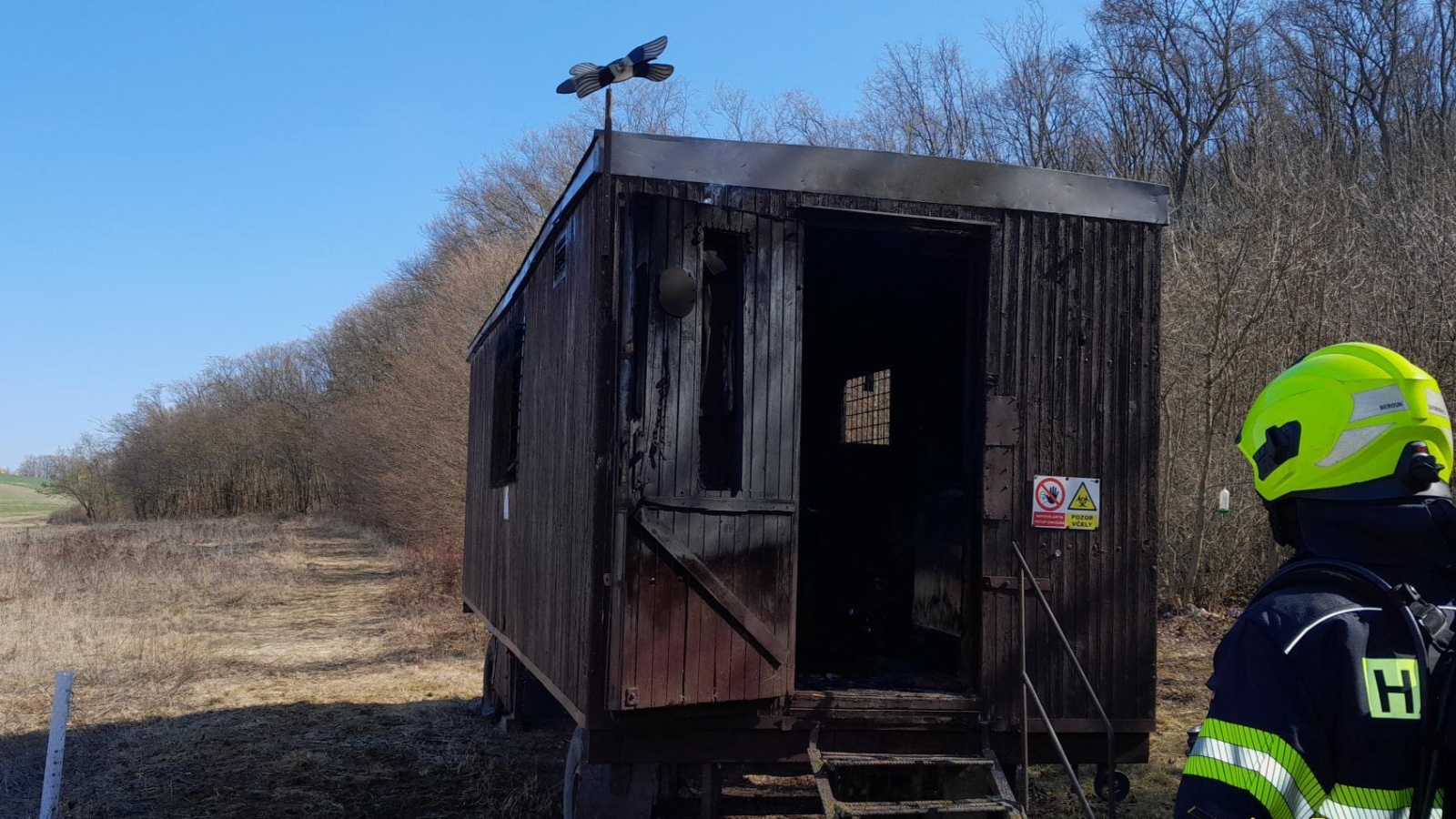 220325-Požár staré maringotky se včelími úly nedaleko obce Bubovice na Berounsku.jpg
