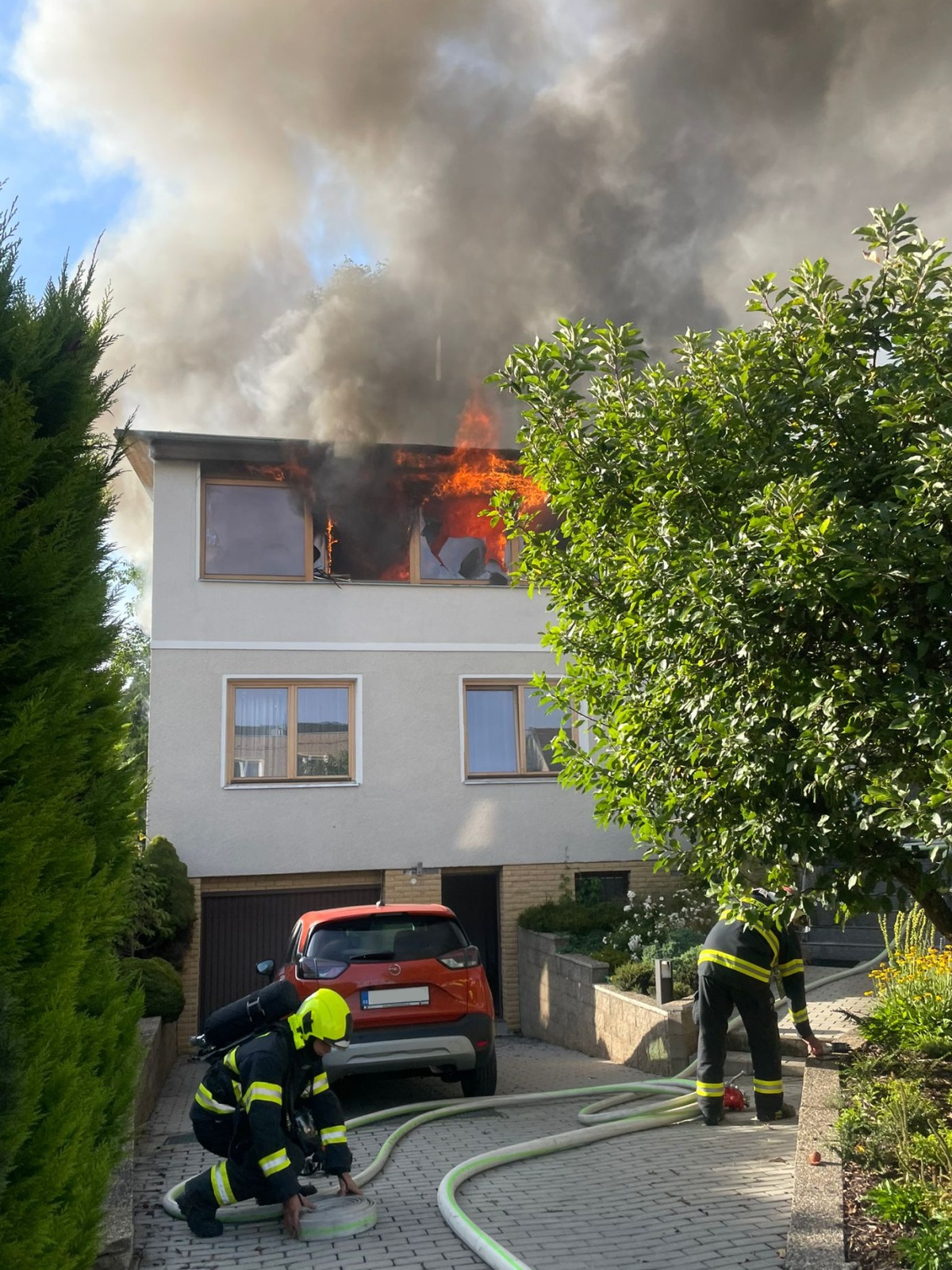 220824-Rozsáhlý požár rodinného domu v obci Dobřichovice v okrese Praha-západ.jpeg