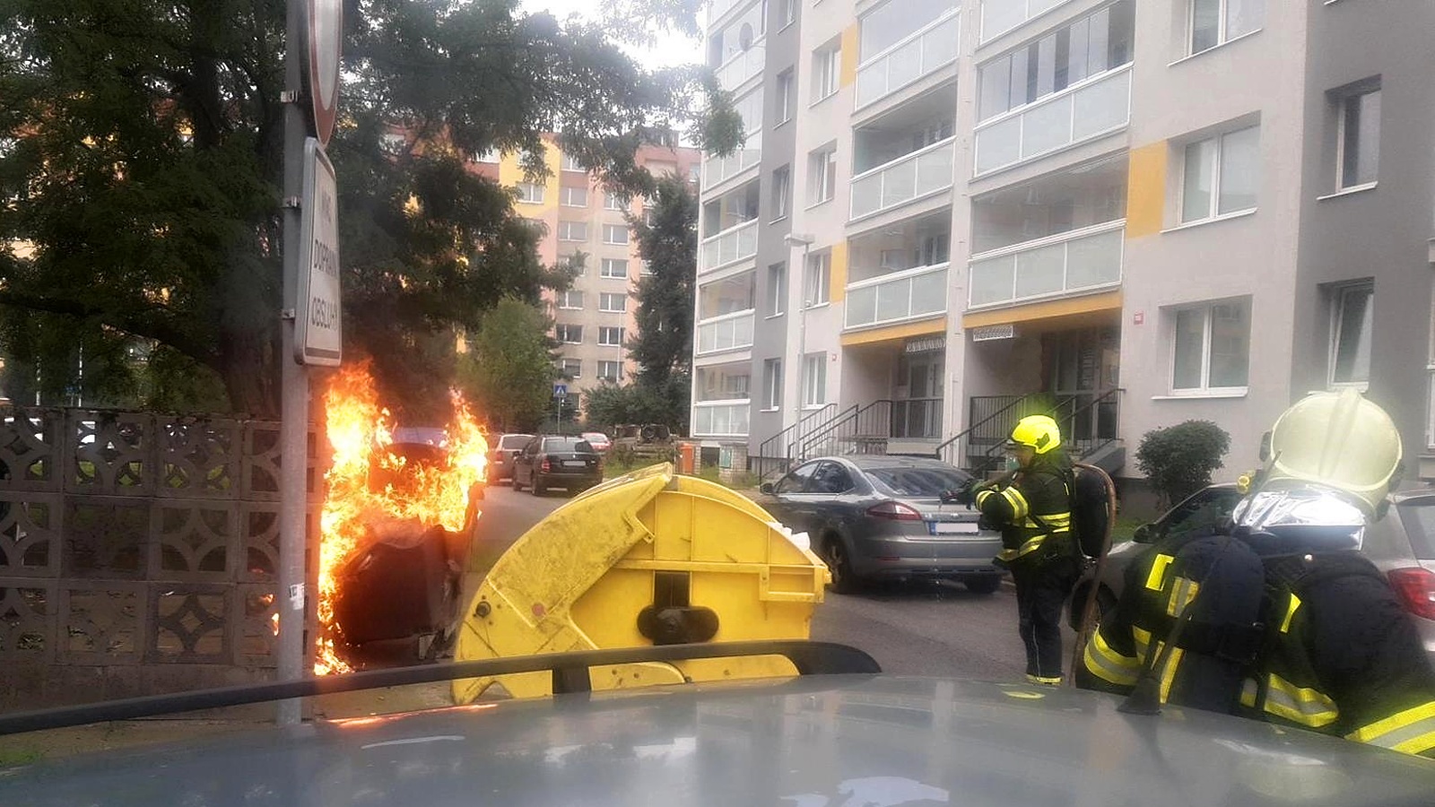 220925-Požár kontejneru na směsný odpad v mladoboleslavské ulici Jana Palacha.jpg