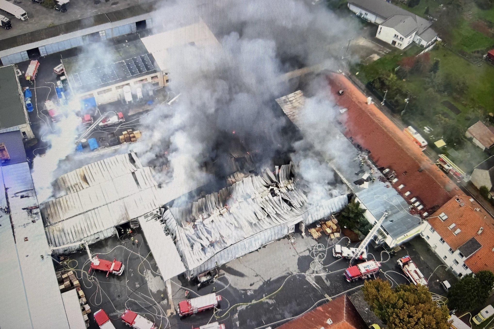 221025-Rozsáhlý požár skladovacích hal v Nehvizdech v okrese Praha-východ.jpg