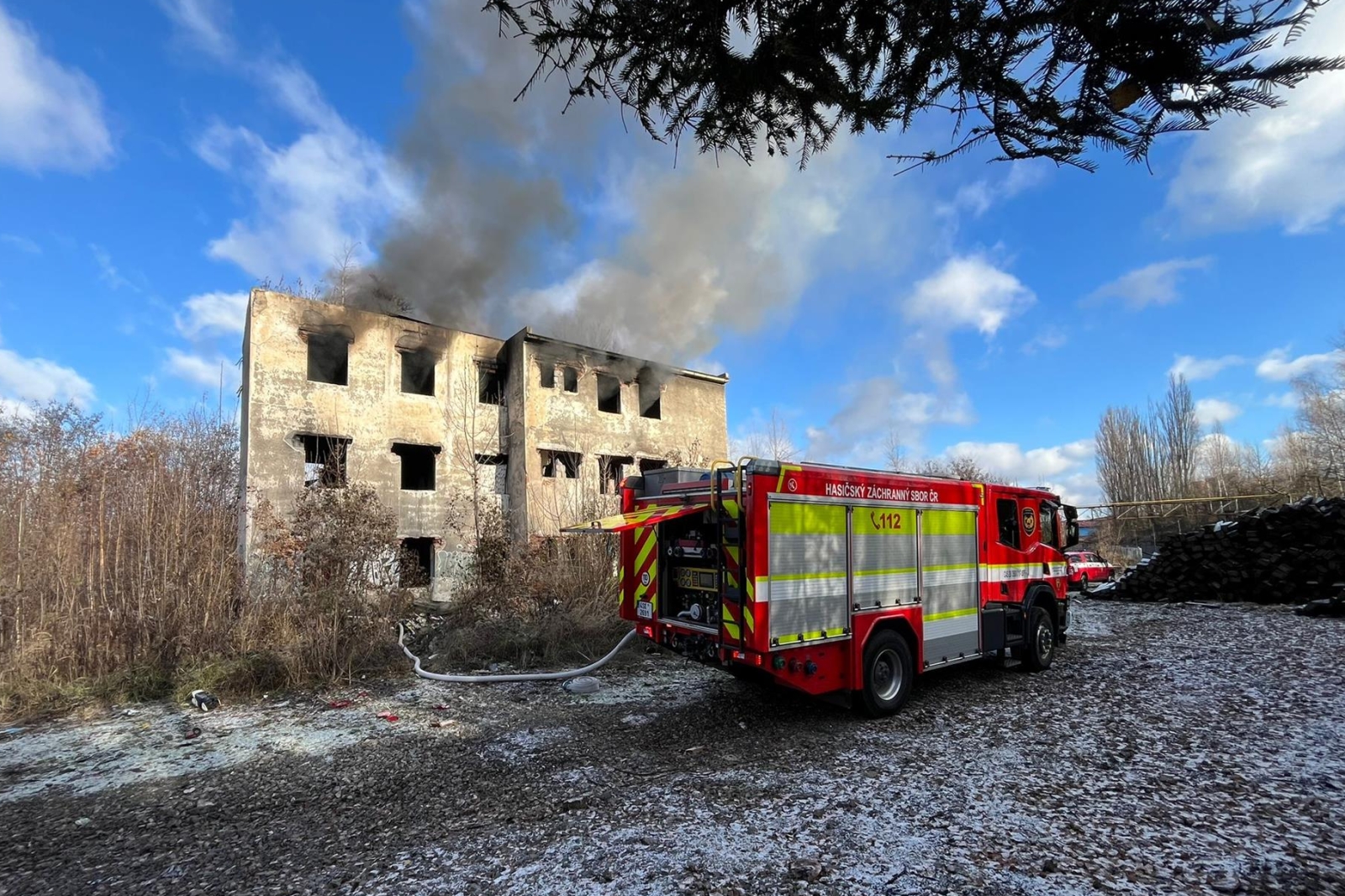 221125-Požár opuštěného objektu v bývalém areálu Poldi Kladno.jpg