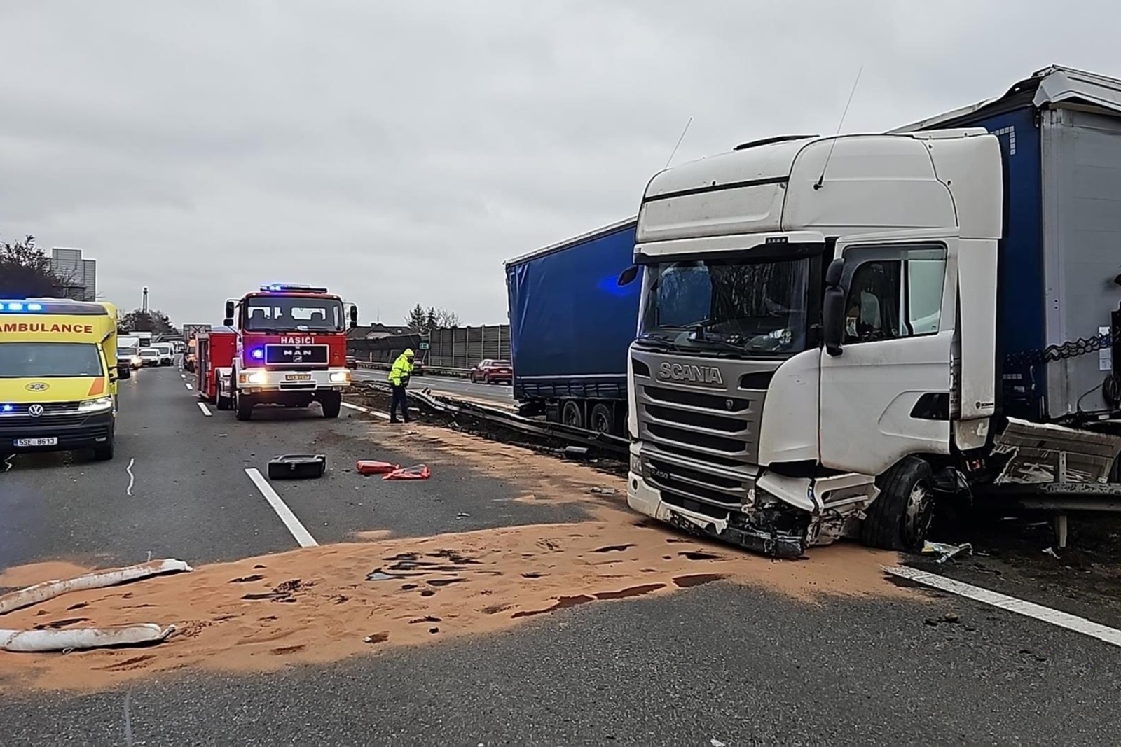 221225-Havárie kamionu na 22. kilometru dálnice D5 u Králova Dvora na Berounsku.jpg