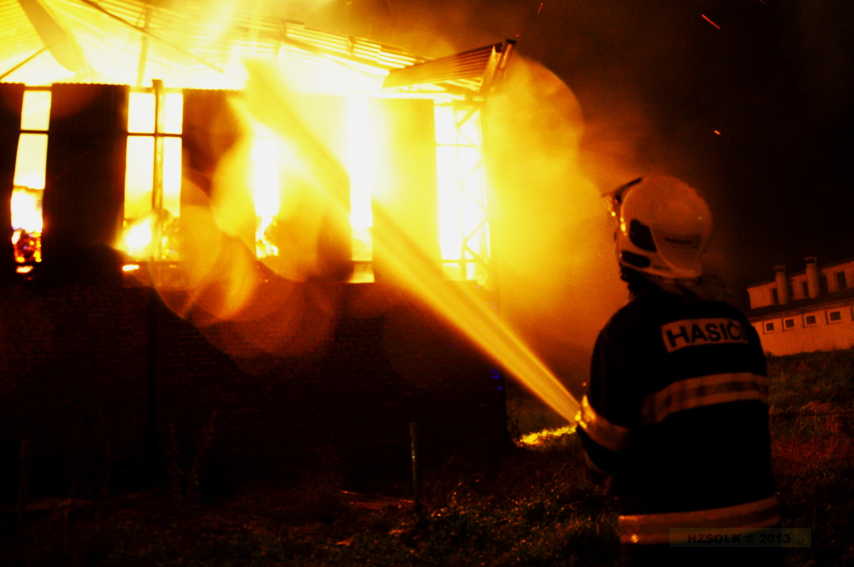23 5-11-2013 POŽÁR HALY BRODEK U PROSTĚJOVA - SKLAD SLÁMY (3).JPG