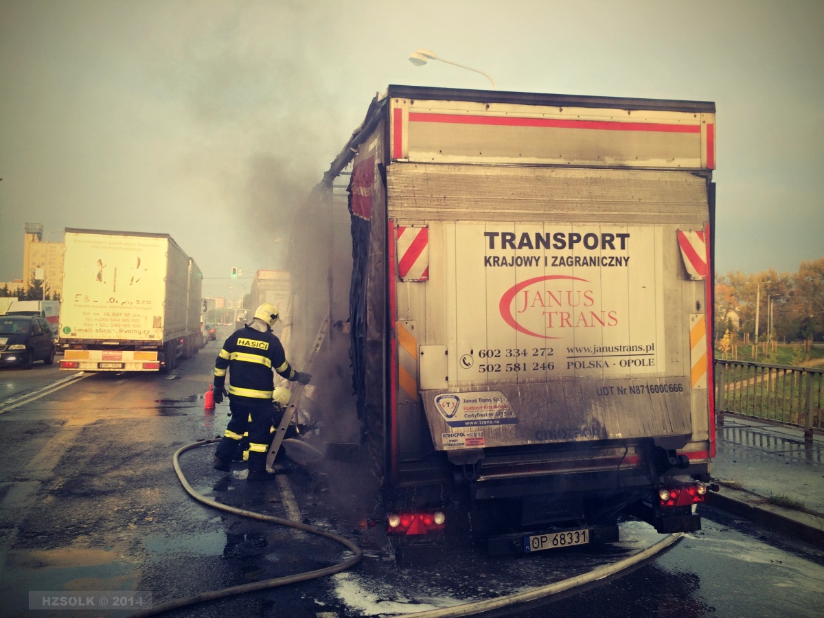 23 9-10-2014 Požár přívěsu nákladního vozidla Olomouc Velkomoravská (3).JPG