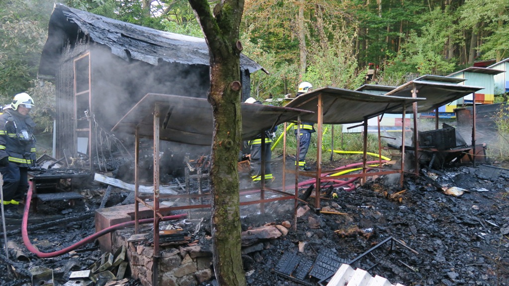 23.8.2017 (KT 19.18) požár včelínů Chudenín (1).jpg