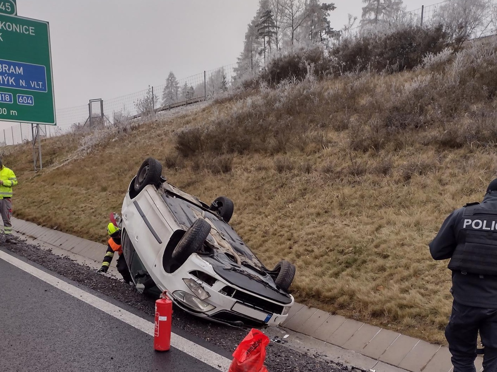 230125-Havárie osobního vozidla na dálnici D4 před exitem Háje ve směru z Prahy do Strakonic.jpg