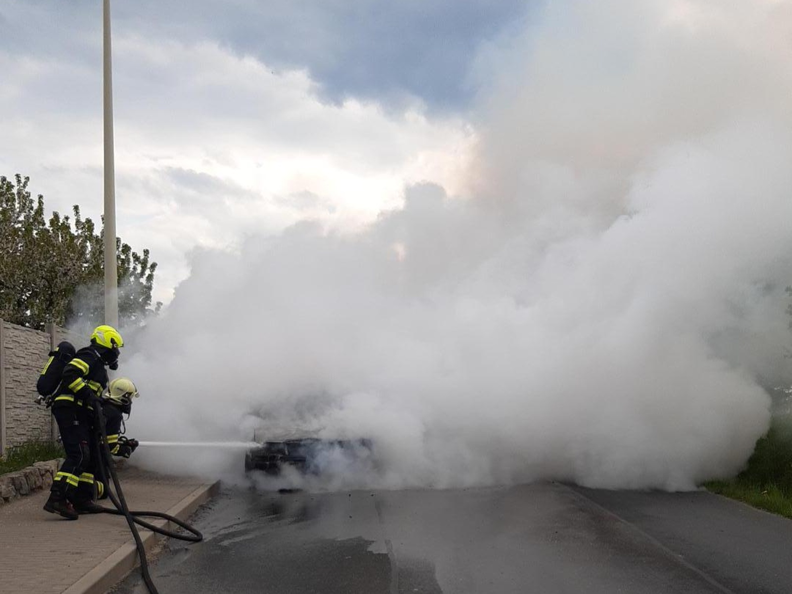 230425-Požár osobního automobilu v obci Doubravčice na Kolínsku.jpg