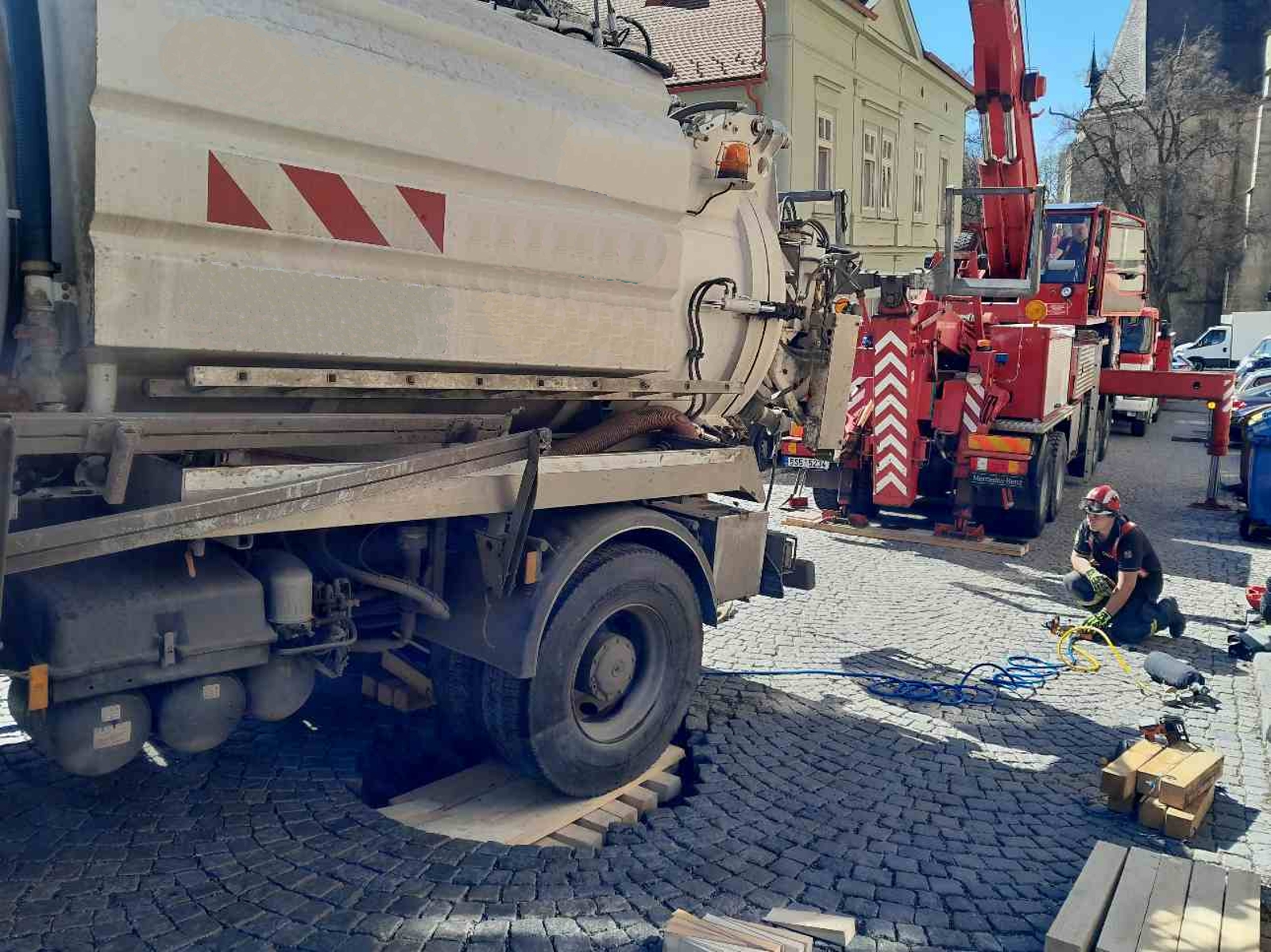 230426-Vyprošťování nákladního vozidla z propadlé vozovky v centru Rakovníka.jpg