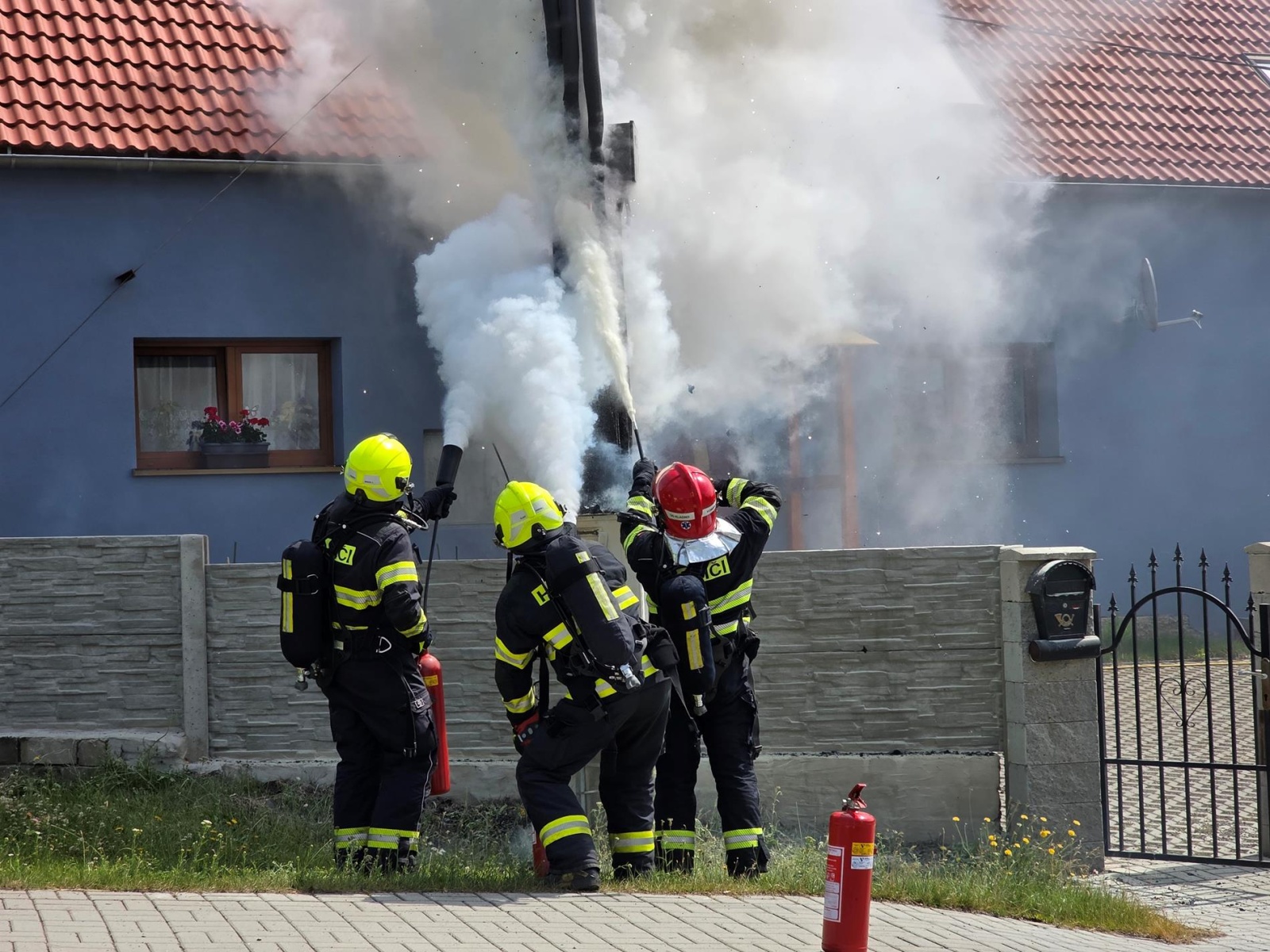 230625-Požár rozvodné skříně na sloupu elektrického vedení ve Lhotě na Kladensku.jpg